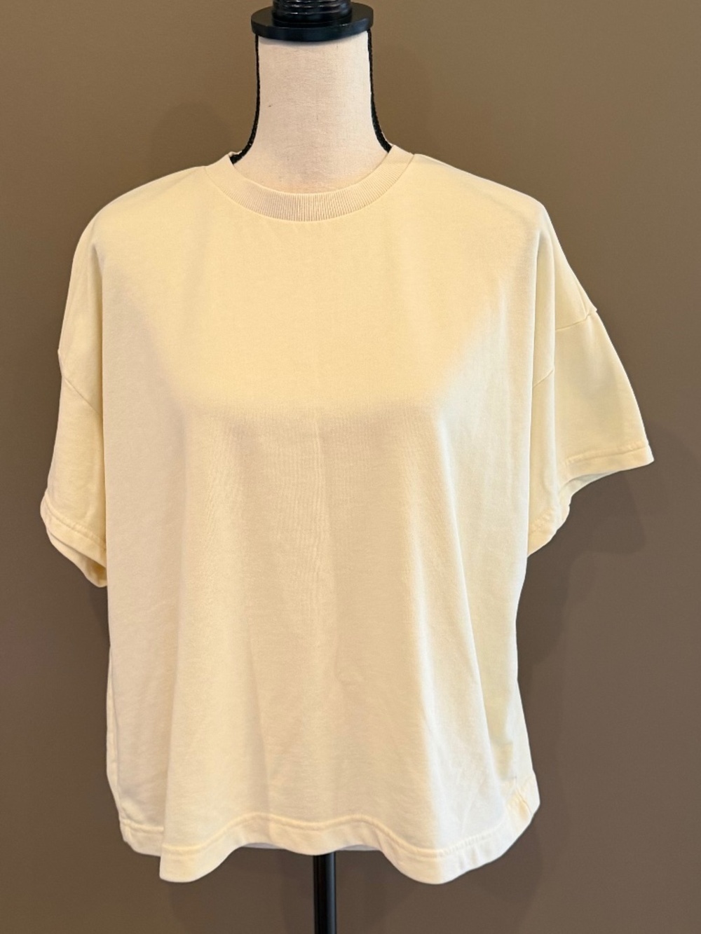 Women's Pale Yellow Loose Fit Cropped Top Short Sleeve, Size Medium
